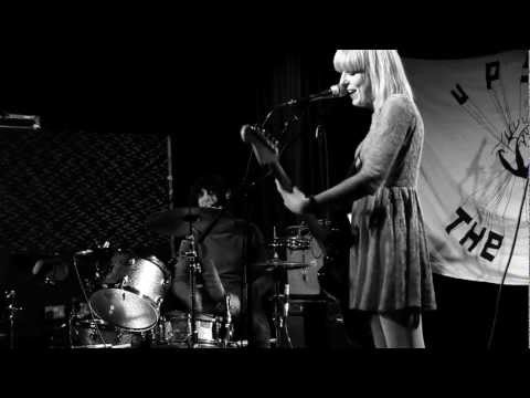 The Lovely Eggs - Don't Look At Me (live)