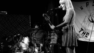 The Lovely Eggs - Don't Look At Me (live)