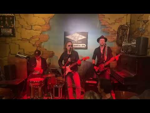 Los Cucas - You can leave your hat on (Joe Cocker)