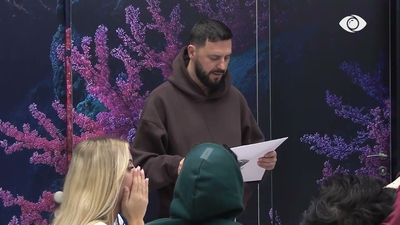 Zarf në Akuarium/ Njësoj si brenda në shtëpi, banorët kanë mundësinë për të njohur njëri-tjetrin