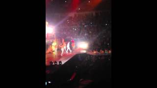 Justin Bieber- All Around the World (Live)