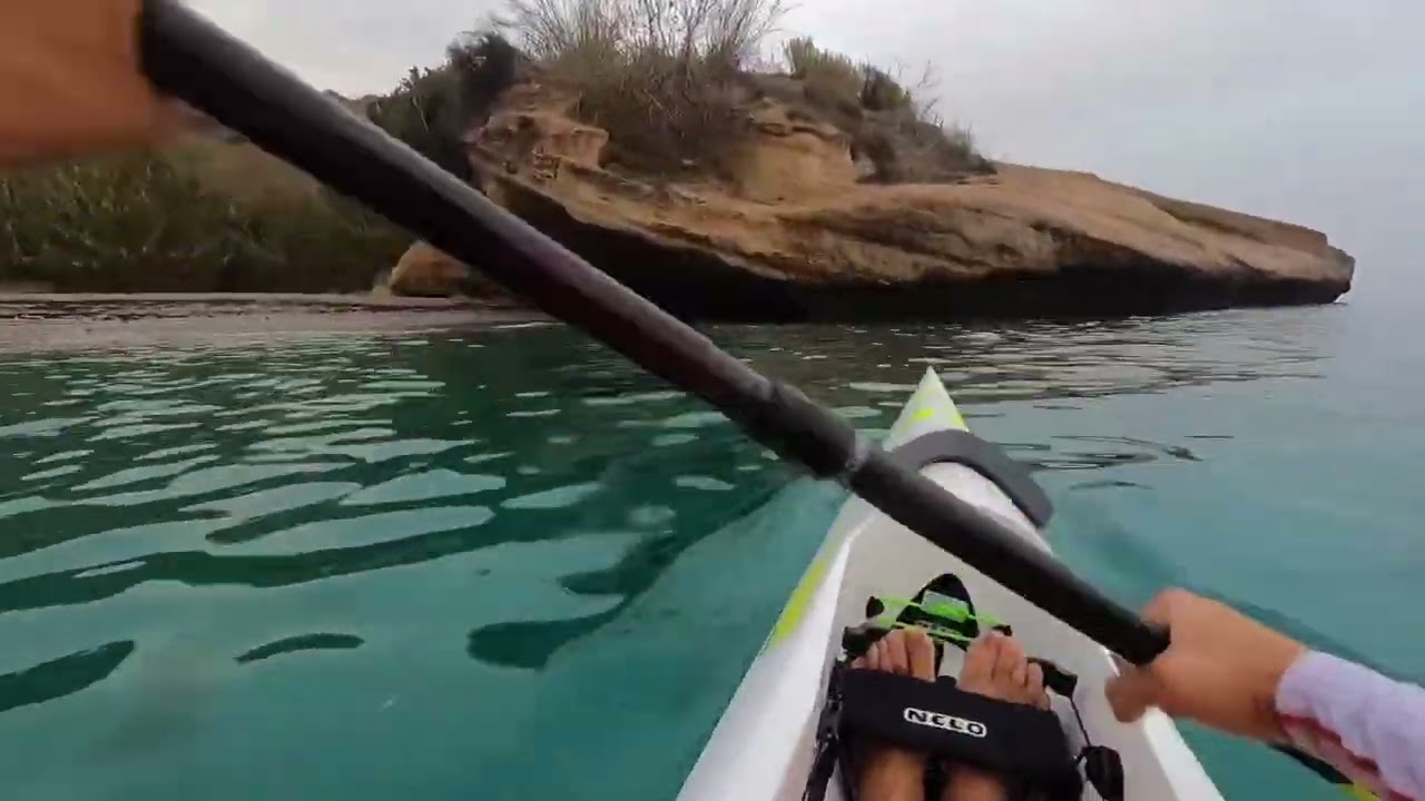 Surfski en Nerja probando la Nelo 540 con pala Epic chaleco mocke y ropa mazcattu