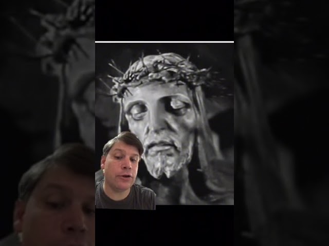 Vídeo relacionado con DICOSMETIC Cruz de pared de crucifijo de metal delgado con Jesús e INRI 26,5 cm de largo, cruz de metal para decoración del hogar, plata envejecida