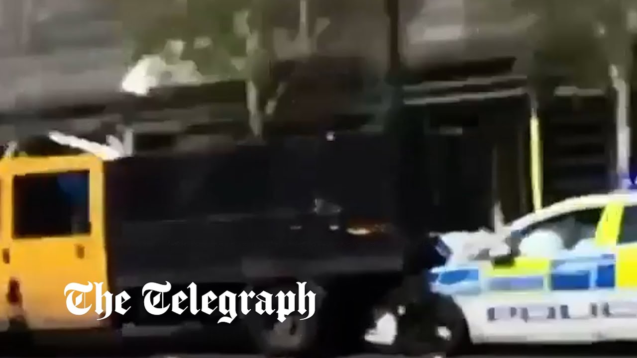 Un camion percute violemment une voiture de police à grande vitesse, laissant un policier à l’hôpital