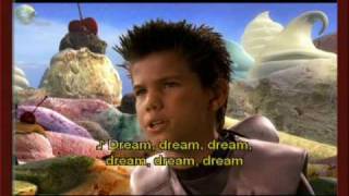 Kadr z teledysku Dream Song tekst piosenki Sharkboy