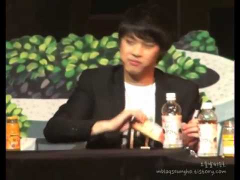 ‪Fancam 110731 Seungho MBLAQ @ Mokdong Fansign Always eating~‬‏   YouTube
