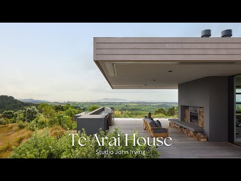 Im Inneren eines ruhigen Hofhauses auf einem ländlichen Bergrücken mit Blick auf die idyllische O...