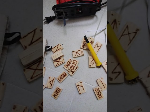 Vídeo relacionado con Runas Vikingas. Escultura de metal. Adorno de Pared, Elemento Decorativo, Decoración, Souvenir, Cartel, Póster, Talismanes de protección, arte, piedras, simbolismo Vinkingas, Regalo para Amigos.