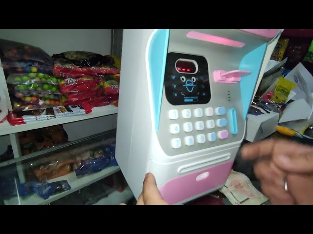 Vídeo relacionado con Hucha Infantil Niños, Alcancía con Huellas Dactilares y Bloqueo de Contraseña, Mini Caja Fuerte Electrónica para Cajero Automático Bancos, Juguete de Regalo de Cumpleaños (Rosa)