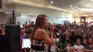 Cristina D'Avena canta "Pollon, Pollon combina guai" al Centro Commerciale le Corti Venete