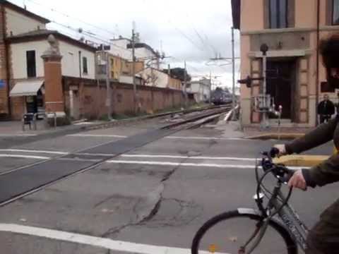 ALe 642 a un passaggio a livello con semibarriere a Ravenna