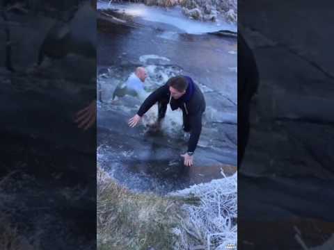 Chcieli sprawdzić czy lód wytrzyma, nie wytrzymał