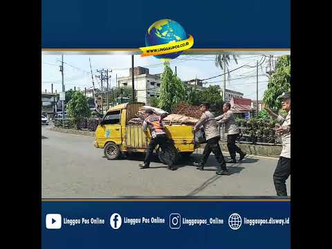 Polisi Baik, Dorong Mobil Mogok di Lubuk Linggau