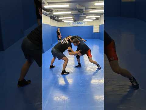 #レスリングノート ⑧タックルに入りたい人ほど『引き手』は重要!!引き手に加え、内外の組み替えや重心の落としにより、引き手の効果が高まり、タックルに入りやすくなります😊 #wrestling