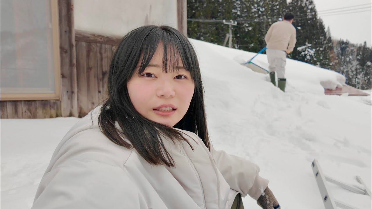 日本有数の豪雪地帯、命がけの雪下ろしです。滑ったら死ぬやつ。