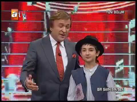 Raj Kapoor's Super Hit Song: Aawara Hoon