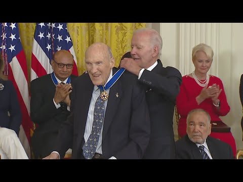 Al Simpson honored with Presidential Medal of Freedom