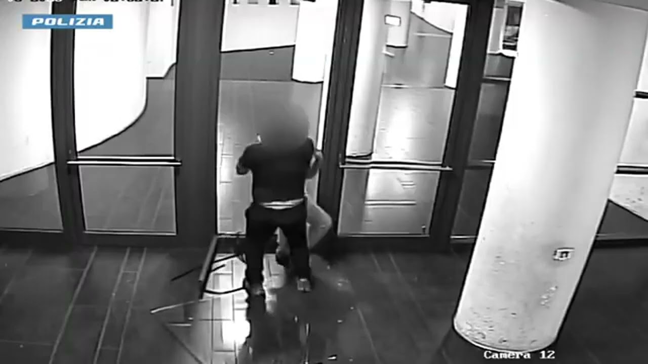 Sequestrato e torturato da una banda di narcos a Roma: il video dell'aggressione