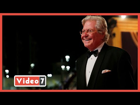 معشوق النساء.. حسين فهمى بين معاكسة صوفيا لورين وتحرش النساء فى الأسانسير