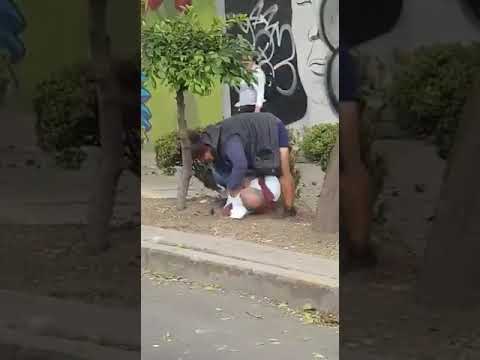 Graban a mujer golpeando a anciano en alcaldía Venustiano Carranza