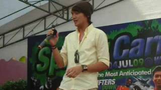 Fauzie Laily singing 'Izinkan' at  West Spring Carnival