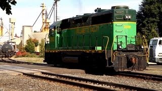 preview picture of video 'Willamette Valley Railway 2502 switching industries in Woodburn, Oregon 10-12-2011'