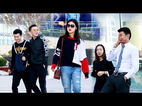 美女戴藍牙耳機和路人搭訕，大家都上當了！