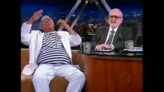 Dicró ensina cantar Melô da Galinha