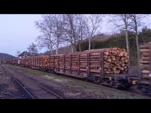 Achtung am Bahnsteig! Ein Zug fährt durch!