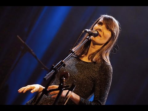 Mat Hilde chante "Les amours de Vacances" aux Trois Baudets