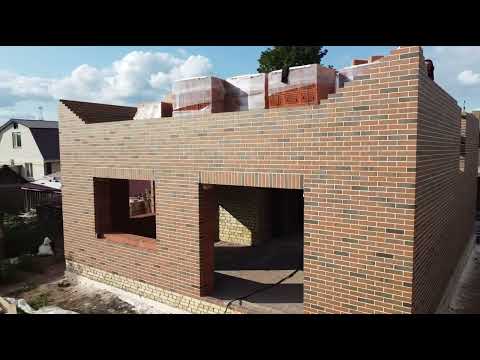 Красивая классическая кладка кирпича в полный шов. Кирпич флеш обжиг Магма.