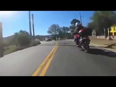 Choc frontal entre un MOTARD et un automobiliste qui perd le controle ! 2018