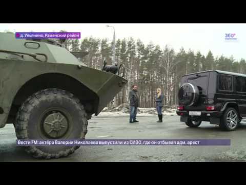 Биржевой трейдер Максим Захаров передвигается по Москве в сопровождении броневика БРДМ-2 (БТР)