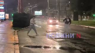 Драка в центре Николаева: дерущиеся едва не попали под машину (видео)