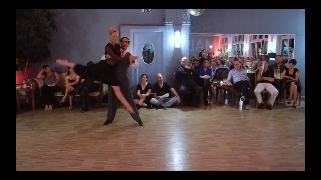 Cris y Mika "Mala Junta en Berlin" (Cristian Miño & Michaela Böttinger) HD