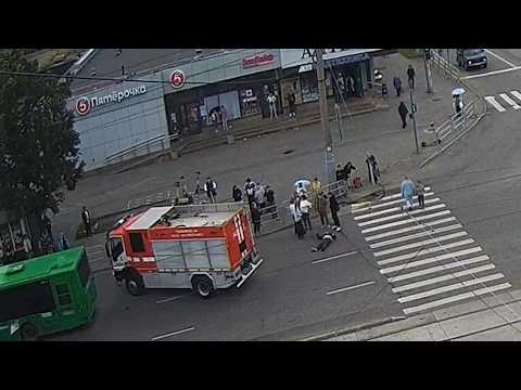 Дезориентированный пешеход атакует автобус. Real Video