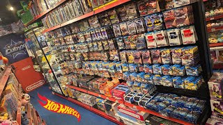 LET'S SEARCH FOR DIECAST CARS IN MY LOCAL COLLECTIBLE STORE CUBYX COLLECTOR STORE IN SLUIS. 