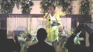 Regina Bell - Singing God Is Good Live at True Way Church, Nashville, TN