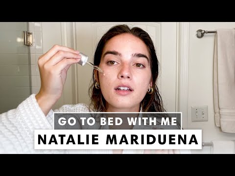 娜塔莉-瑪麗杜娜的夜間護膚程序 | 和我一起睡覺 | Harper's BAZAAR (Natalie Mariduena's Nighttime Skincare Routine | Go To Bed With Me | Harper's BAZAAR)