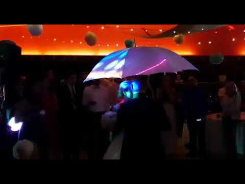 Regenschirmtanz So Funktioniert Das Hochzeitsspiel Weddyplace