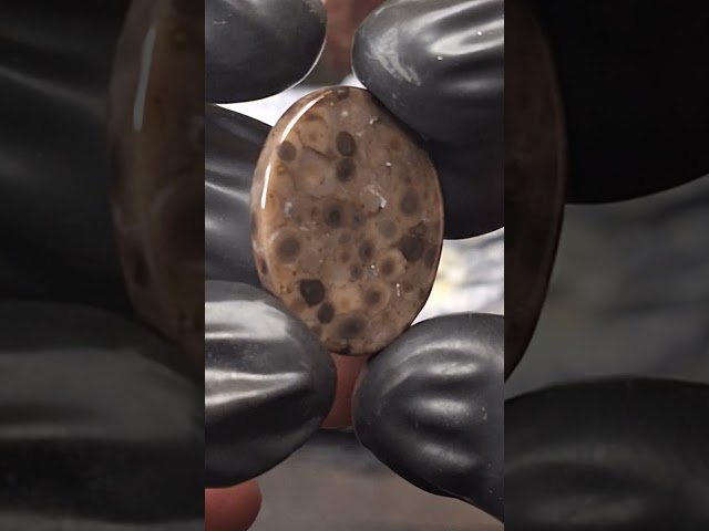 حجر عقيق طبيعي لون جلد الحية