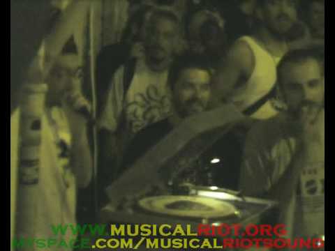 FETE DE LA MUSIQUE Musical Riot : Ranking Joe-Chant Freedom / The Dubateers-Freedom Dub (Aix 2009)