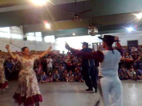 Baile en el jardin 13-12-2010 chacarera.mp4