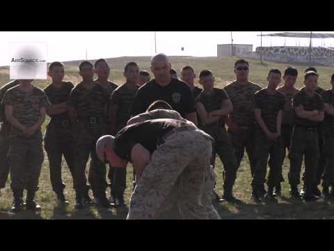 Marines américains et police mongole - Techniques de maintien du contrôle mécanique 3/4