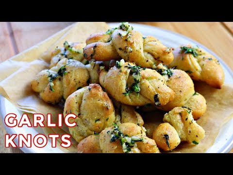 GARLIC KNOTS - गार्लिक नॉट्स || How to make garlic knots at home || Ravinder's Home Cooking