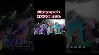 Curtindo um show no navio MSC Orchestra. #qualaboacoroa #diversão #viagem #casal #show
