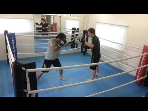 ボクシングを始めるならソアーボクシング。芯のある右ジャブの打ち方、大阪のボクシングジム