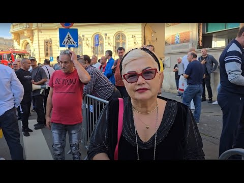 Pensionară revoltă la porțile Ministerului: Când lucram în mine, doamna ministru de juca cu păpușile