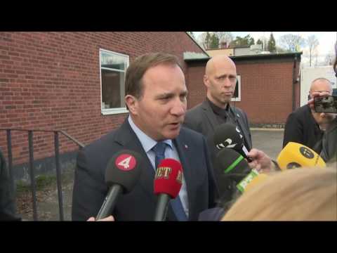 Statsminister Löfven kommenterar terrordådet - Nyheterna (TV4)