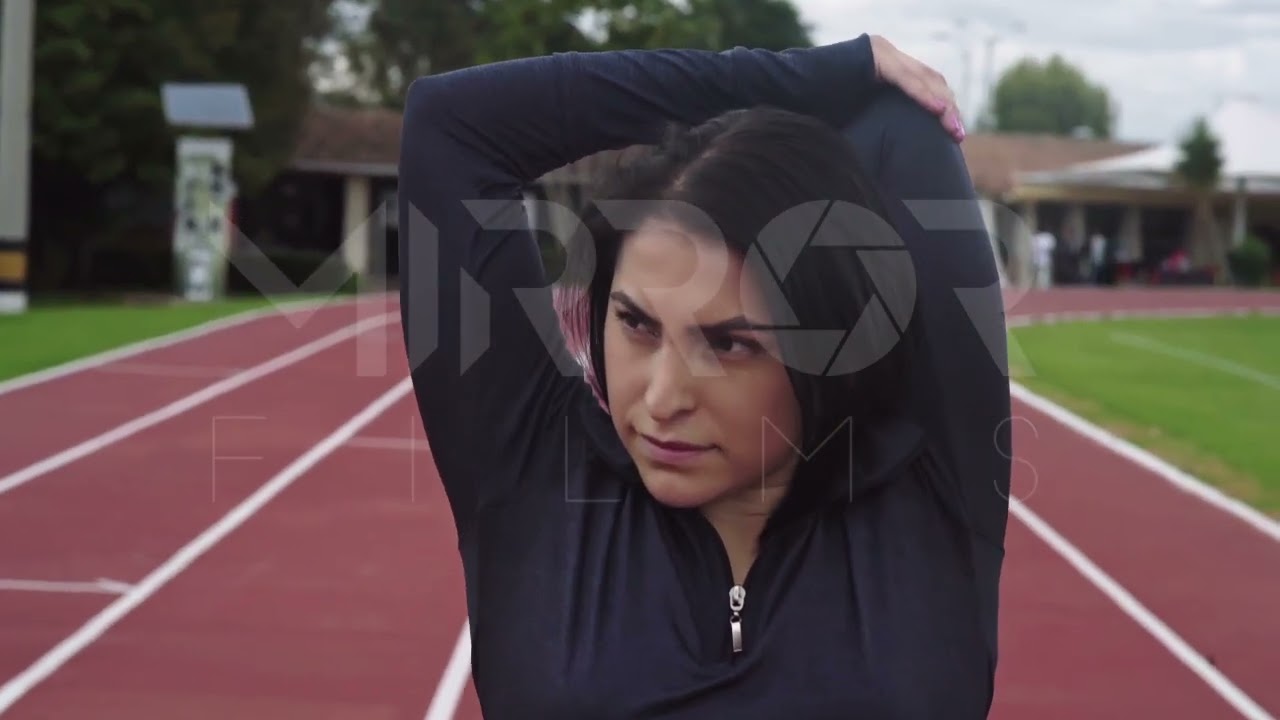 Mujer en pista de atletismo P8